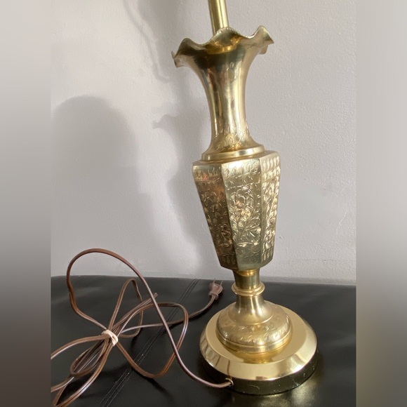 Vintage Brass Lamp. No shade - Picture 2 of 9